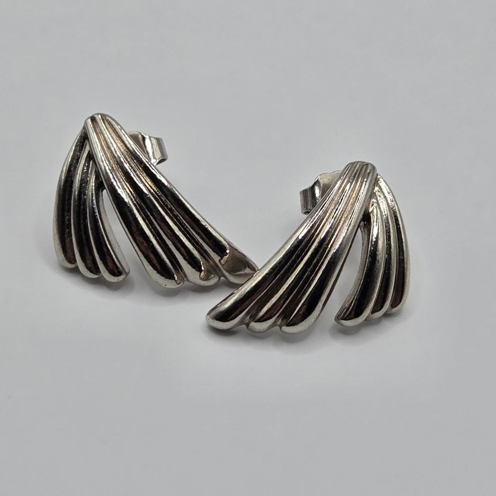Avon Earrings Women OS Silver Good 1988 Tailored Elegance Ribbed Fan Pierced